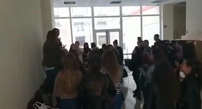 U mashtruan/ Studentët e Shkodrës i rikthehen revoltës