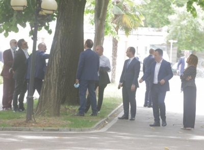 FOTO/ Bushati kritikoi Ramën, shikoni se si fshihen pas pemës ministrat e PS për të mos i folur