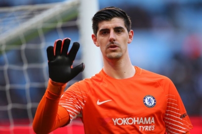 PSG mundohet të joshë portierin e Chelsea