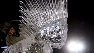 Një filipinas shpallet fitues i konkursit ndërkombëtar të skulpturave në akull
