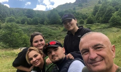 Presidenti, urim special për shqiptarët: Të diel të bukur me familjet tuaja