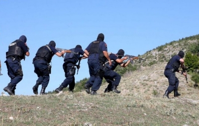 Policia rrethon Krujën, FNSH-ja dhe Shqiponjat operacion