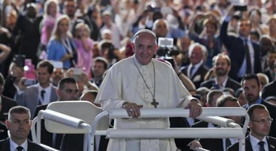 Papa Françesku dhuron 500 mijë dollarë për emigrantët e Meksikës