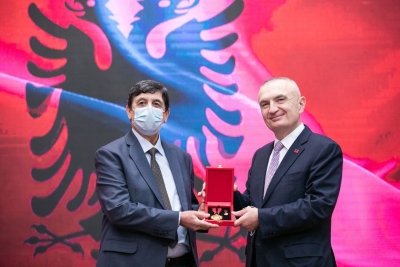 Presidenti Meta dekoron artistin gjirokastrit, Petrit Lulo me titullin “Mjeshtër i Madh”: Një jetë e tërë duke shkëlqyer në skenë
