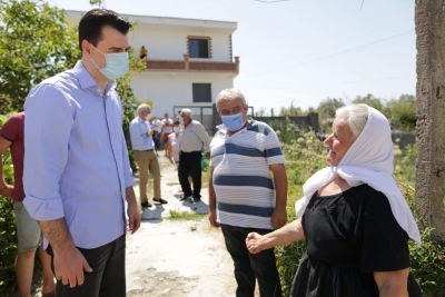 Basha viziton familjet e dëmtuara nga tërmeti në Manëz:Qeveria vjedh ndihmat, kur të vijmë në pushtet do ndihmojmë cdo shqiptar