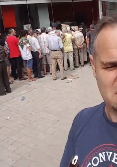 Ironia e qytetarit: Shqiptarët vdesin për teknologjinë, në piskun e vapës aty stoik për të marrë një dekoder!