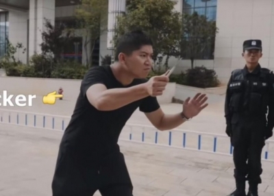 Qeshni me lot! Policia kineze tregon si t&#039;i shpëtoni një sulmi me thikë (VIDEO)