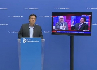VIDEO/ Dorëzimi i ‘provave’ gjoja të reja nga Saimir Tahiri, skenar i Ramës