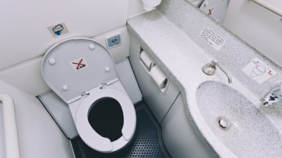 E tmerrshme/ Gjendet një foshnjë e vdekur në tualetin e avionit