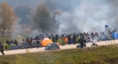 Video/ Tension në Bosnjë, emigrantët përleshen me policinë
