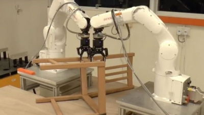 VIDEO/ Roboti që zëvendësoi njeriun, mund të ndërtojë një karrige për pak minuta
