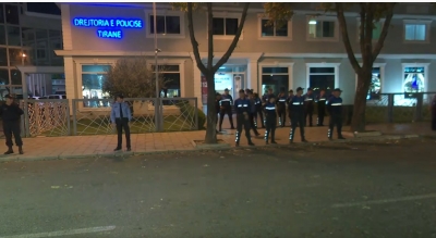 LIVE/ Protesta e &#039;Unazës së Re&#039; zhvendoset tek Drejtoria e Policisë së Tiranës