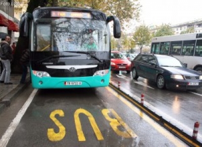 OKB: Në Shqipëri, transporti publik kaotik, ka mungesë angazhimi për zgjidhje