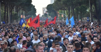 LAJM I FUNDIT/ Protesta e 10-të e opozitës, 80 mijë qytetarë nisen drejt kryeqytetit (VIDEO)