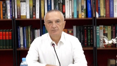 Manifestimi në sheshin “SKënderbej”/ Meta: Nuk është koha për të harxhuar miliona euro për festa! Mbrëmë isha i ftuar në një darkë me Presidentin Begaj dhe Yuri Kim