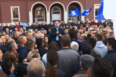 Ish-deputeti i PD: Durrsakët i japin përgjigjen e merituar farsës së Ramës, që dhe me kriminelë nuk…