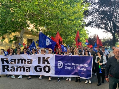 Video LIVE/ Nis protesta e opozitës, shikoni ç’ndodh në rrugët e Tiranës