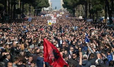 Nis vërshon drejt Tiranës, Berisha: &quot;Cunami i historisë!&quot;