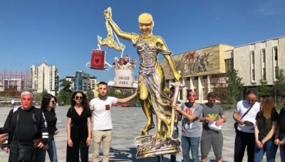 Shkurti i statujave që shemben