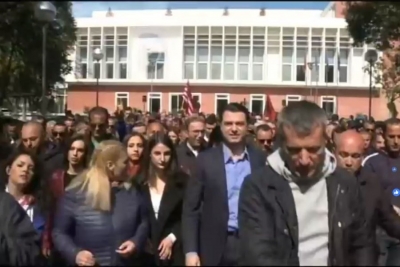 VIDEO/ TV gjerman ZDF ndjek hap pas hapi Bashën dhe protestën