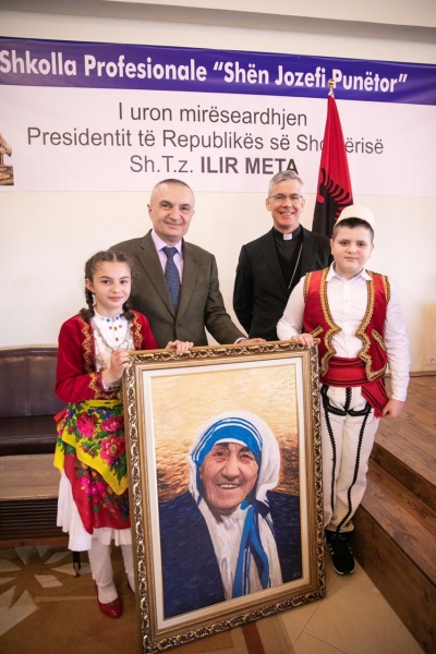 Presidenti Meta në shkollën profesionale “Shën Jozef Punëtor”: T&#039;i mbajmë të rinjtë në Shqipëri