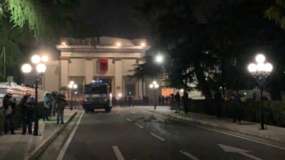Sandër Lleshaj helmon protestuesit te Parlamenti