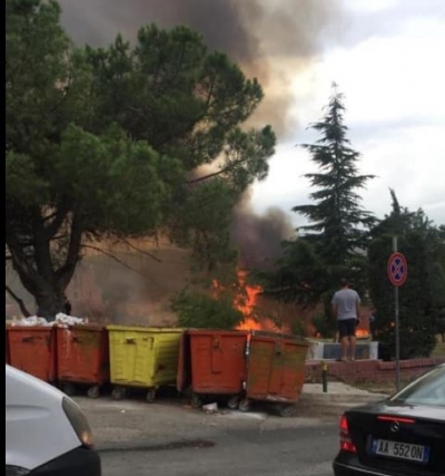 Zjarr në Qytetin Studenti, mbulohet nga tymi, rrezikojnë disa banesa