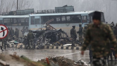 Sulm me bombë ndaj konvojit me paramilitarë, vriten 40 policë indianë