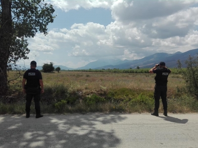 Po kthehej në këmbë nga shërbimi, aksidentohet rëndë polici në Kakavijë