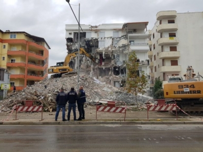 Një vit nga tërmeti shkatërrues, Durrësi ende vuan pasojat. Flasin të mbijetuarit: Poshtë inerteve varrosëm njerëzit më të shtrenjtë