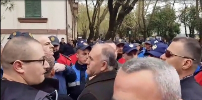 VIDEO/ Protestuesit e Unazës së Re përplasen me policinë, nuk lejohen t&#039;i afrohen Kuvendit