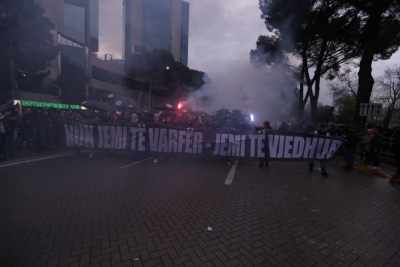 Denoncimi/ Si Rama po mban në burg protestuesin me kartelë