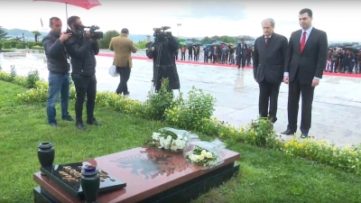 Video/&#039;Një tufë lule për tribunin e pavdekshëm të lirisë&#039;, Berisha homazhe mbi varrin e Azem Hajdarit