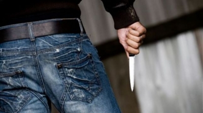Plagosi me thikë një person, arrestohet autori 18 vjeçar