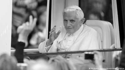 Papa Benedikti kërkoi që Biden të mos i vinte në funeral/ Presidenti amerikan tërbohet me gazetarët