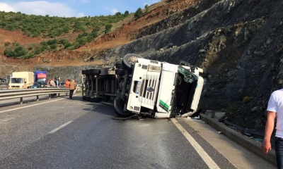 Përmbyset trajleri në &quot;Rrugën e Kombit&quot;, humb jetën shoferi