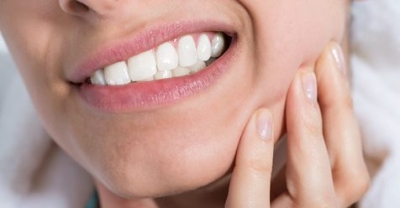 Kërcitja e Dhëmbëve – Shkaqet e rrezikshme dhe zgjidhjet natyrale që mund t’i  provoni