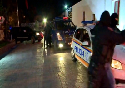 Makinat bëhen përshesh në Tiranë, shoferi me armë i ikën policisë