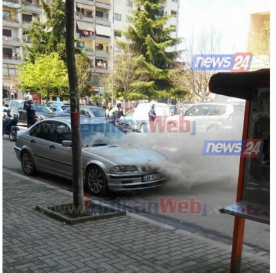 Durrës/ Makina e parkuar shpërthen në flakë