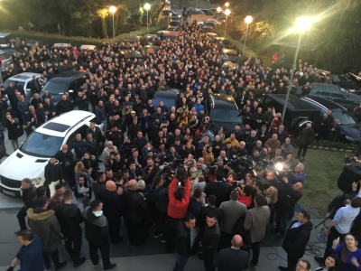 Mijëra qytetarë shkojnë te selia e PD, Basha kominikon vendimin për të dorëzuar mandatet