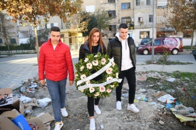 Tërmeti shkaktoi 24 viktima, të rinjtë e LSI-së në Durrës vendosin kurora me lule