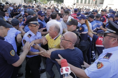 Regjisori Budina: M’i grisën rrobat, ne do grisim shtetin