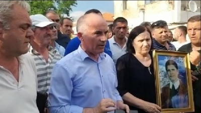 Policia dhunon gruan e Havzi Nelës në Kukës, Kristaq Rama e vari në litar poetin