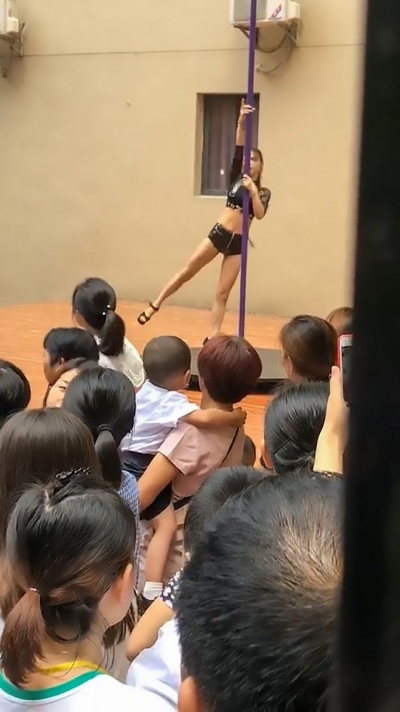 Drejtori i çerdhes mirëpret fëmijët me shfaqje striptizmi