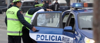 Arrestohet polici në Tiranë, i jepte makinës i dehur