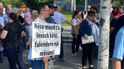 &#039;Dyfishoni pagat&#039;/ Mësuesit lajmërojnë grevë urie: Ju presim deri në shtator!