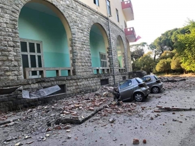 Tërmeti në Fakultetin e Gjeologjisë dhe Minierave, gurët zënë poshtë makinat (VIDEO)