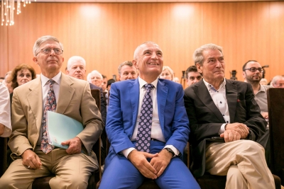Presidenti Meta përshëndet promovimin e librit “Demokracia nuk pret” të Frank Shkrelit