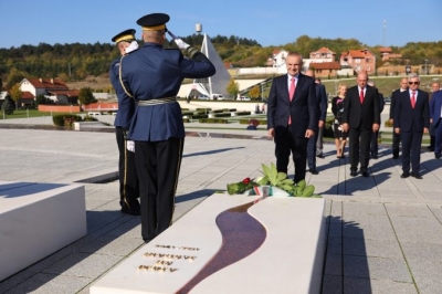 Meta nderon familjen Jashari: Frymëzon kombin në çdo kohë, sakrifica e tyre në themel të së ardhmes europiane të shqiptarëve