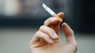 Raporti/ Gjysma e burrave shqiptarë pinë duhan, ku renditet vendi ynë